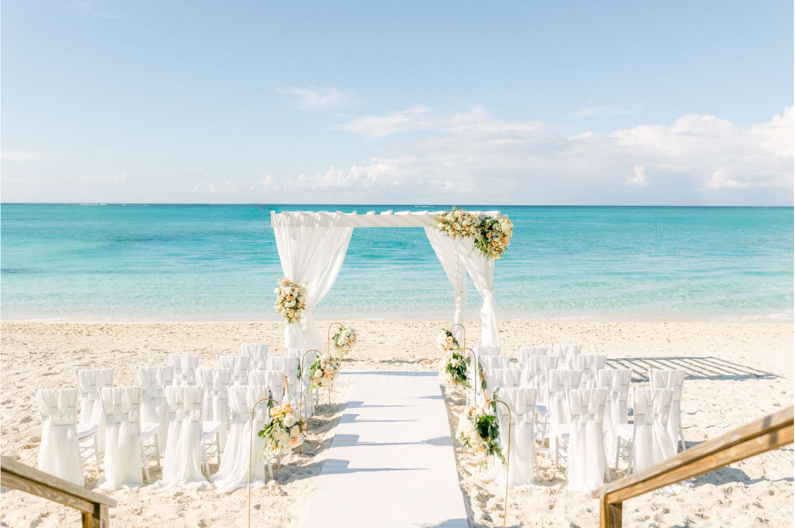 https://cdn.sandals.com/beaches/v12/images/weddings/locations/BeachFrontWedding.jpg