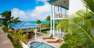 A Luxuriously Comfortable Retreat - WeddingMoon® Suite of the Month