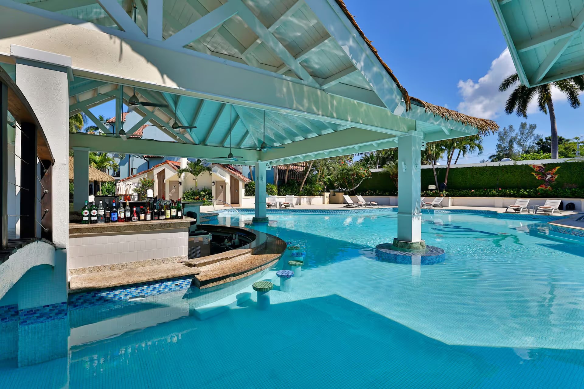 JPG-Version-SNG-Bar-Main-Swim-up-Bar.jpg