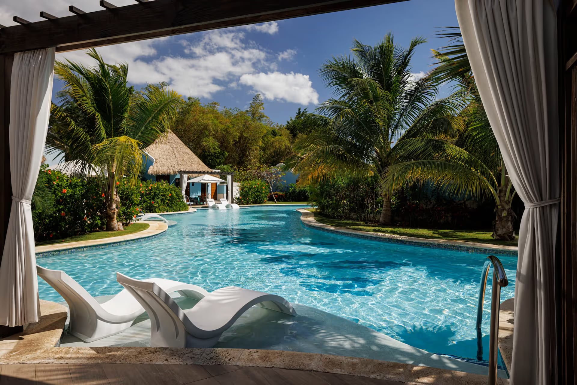 JPG-Version-SSC-Room-RSUP-Swim-up-Patio.jpg