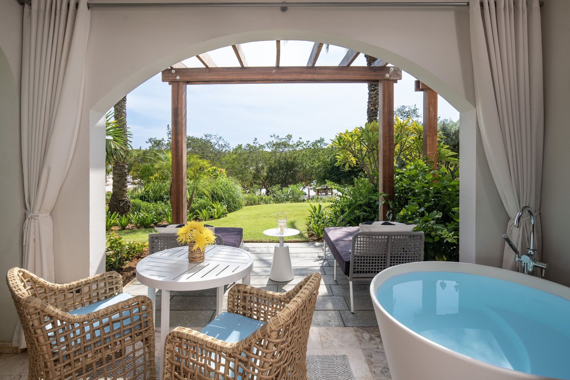 wbc-tub-sandals-royal-curacao-room