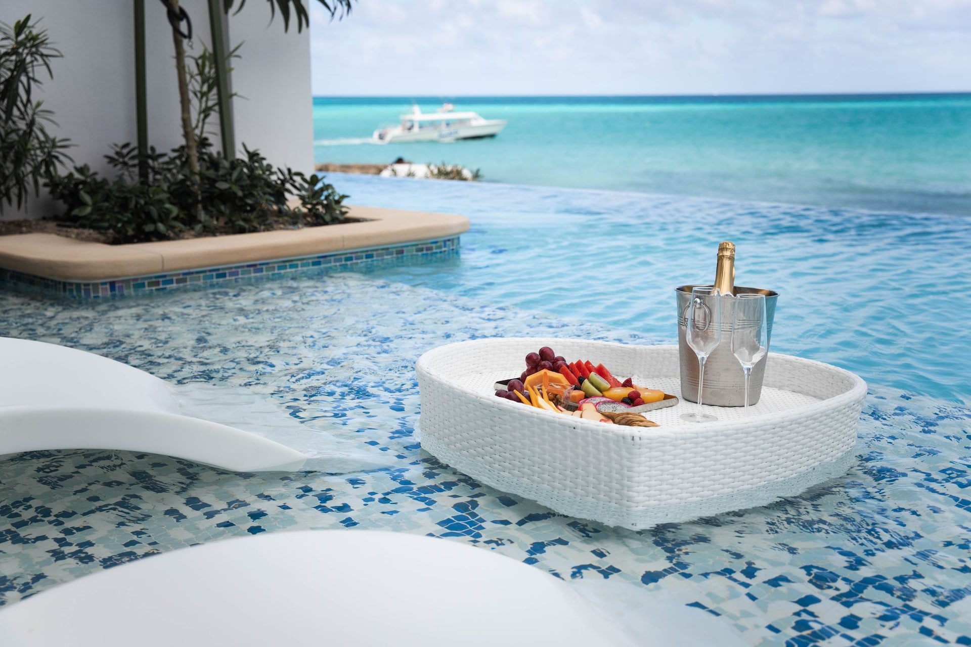 SRB---Floating-Tray-in-Swim-Up-Suites--1-