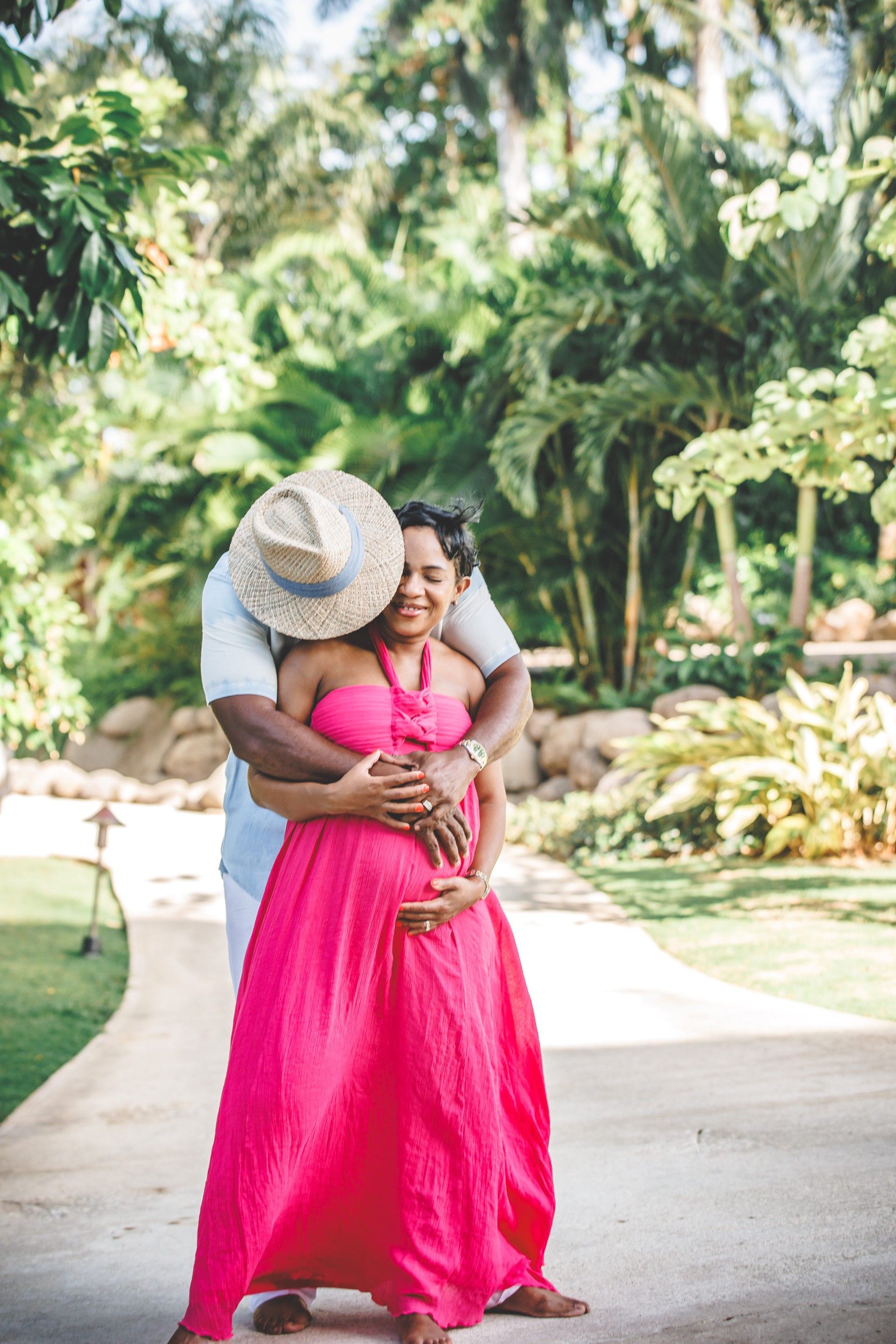 jeff-nicole-embracing-hands-belly