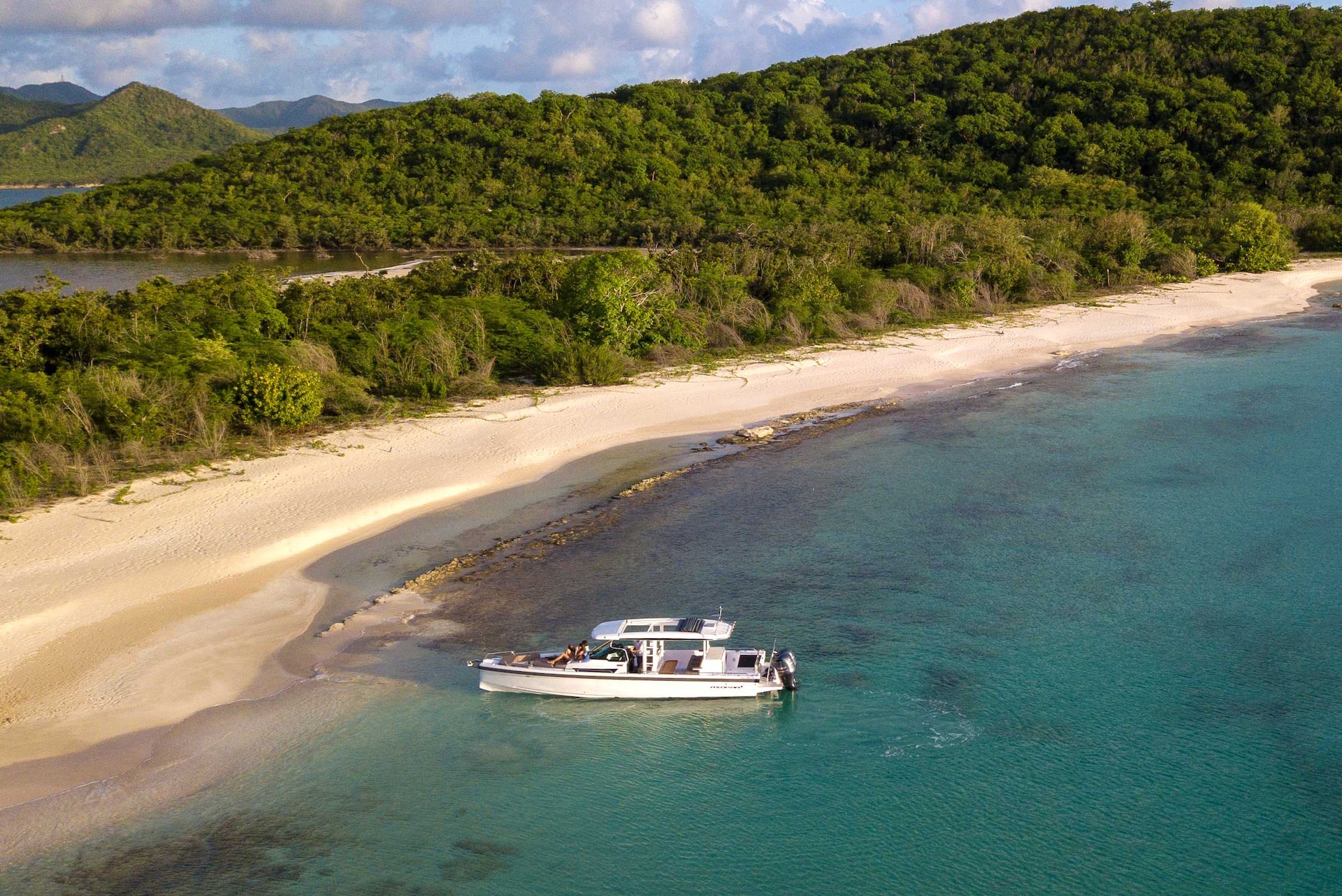 dive-boat-Antigua-scuba