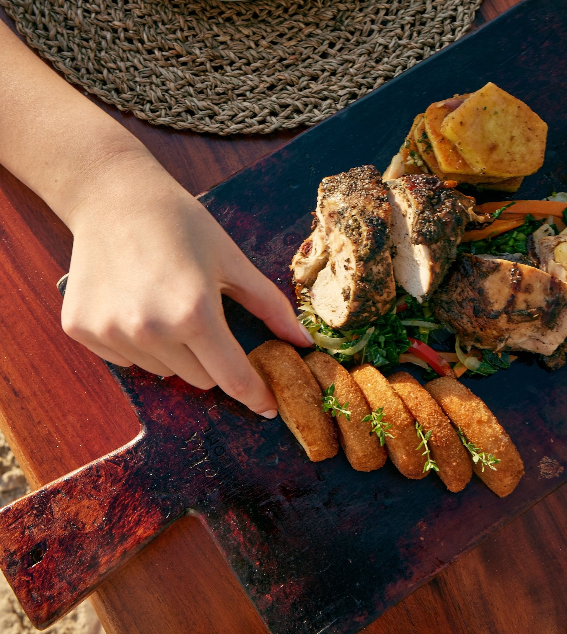 BNG-Lifestyle-Family-Dinner-Beach-16