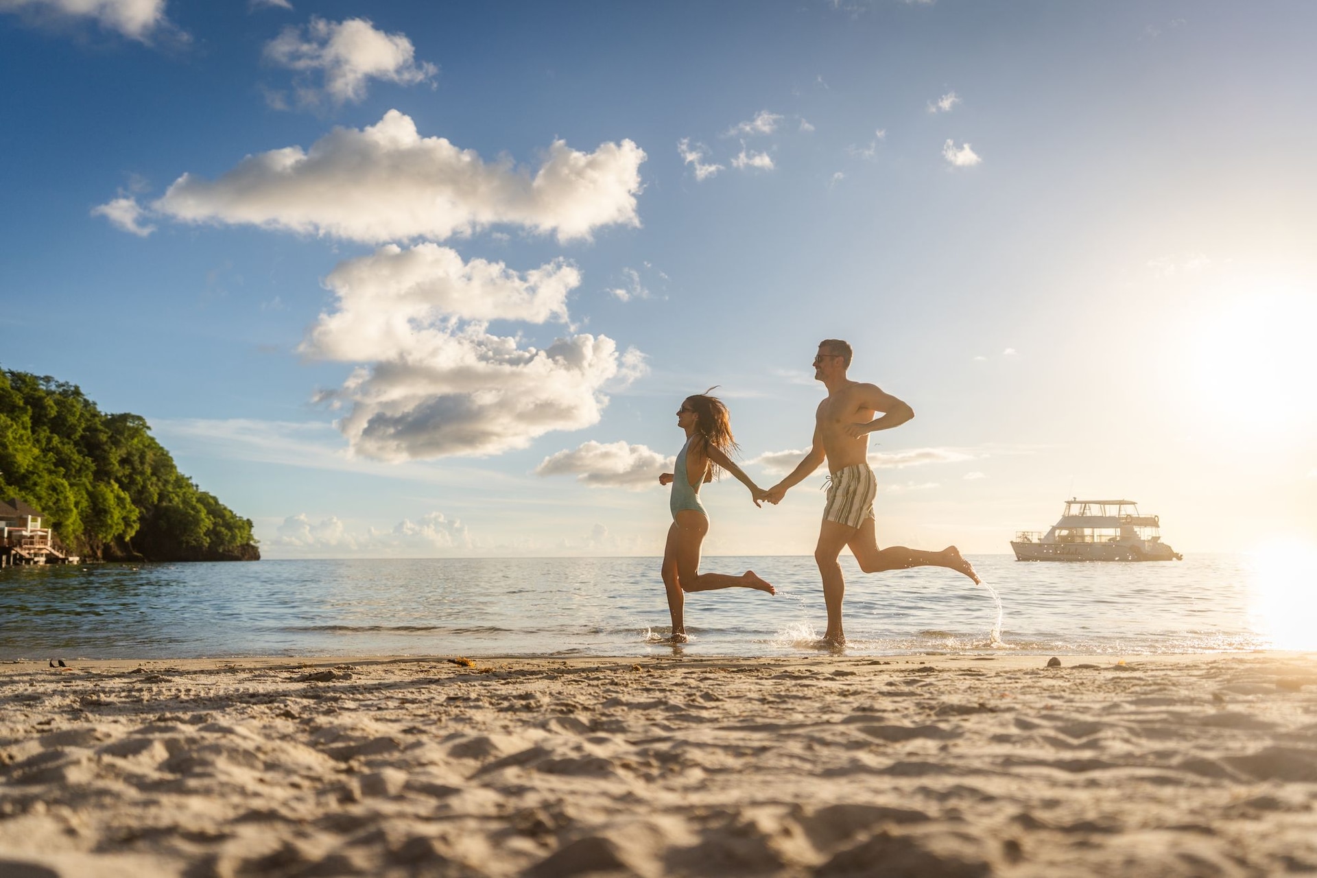 SSV-Lifestyle-Couple-Running-Ocean-6