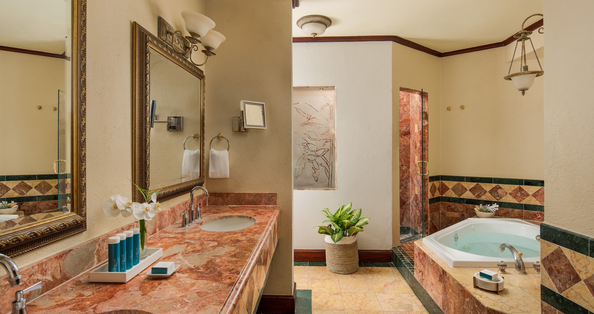 Royal Plantation - Imperial Oceanfront One Bedroom Butler Suite