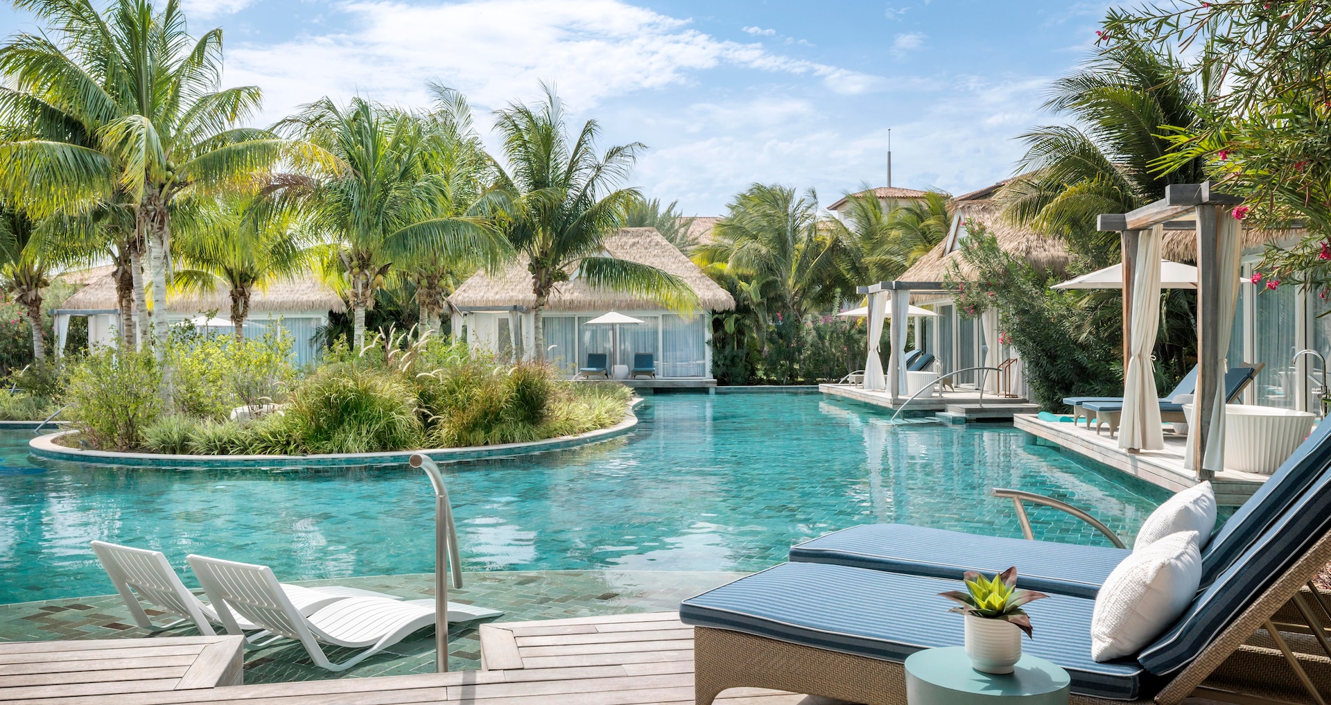 Royal Curaçao - Kurason Island Poolside Butler Bungalow with Patio Tranquility Soaking Tub