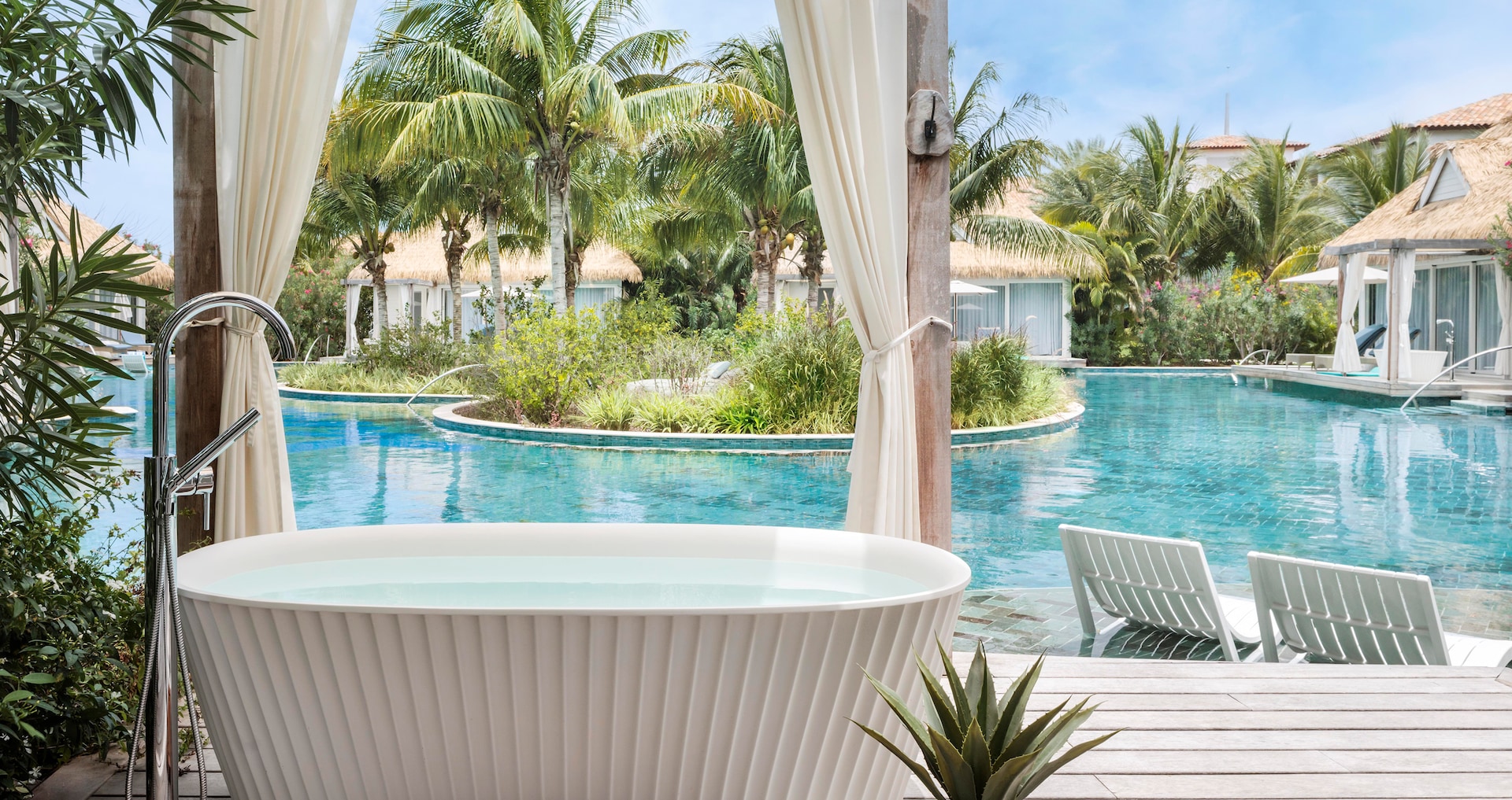 Royal Curaçao - Kurason Island Poolside Butler Bungalow with Patio Tranquility Soaking Tub