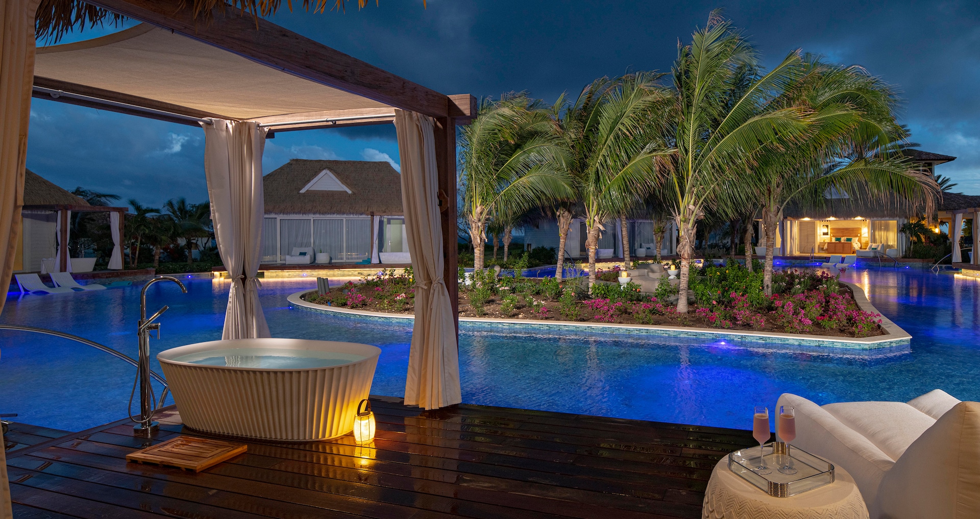 Royal Curaçao - Kurason Island Poolside Butler Bungalow with Patio Tranquility Soaking Tub