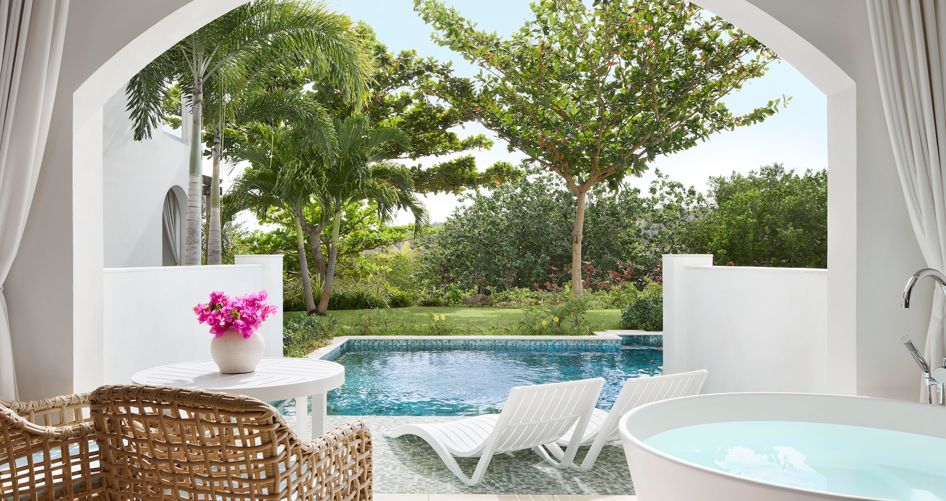 Royal Curaçao - Sunchi Beachside Swim-up Club Level Junior Suite w/ Patio Tranquility Soaking Tub