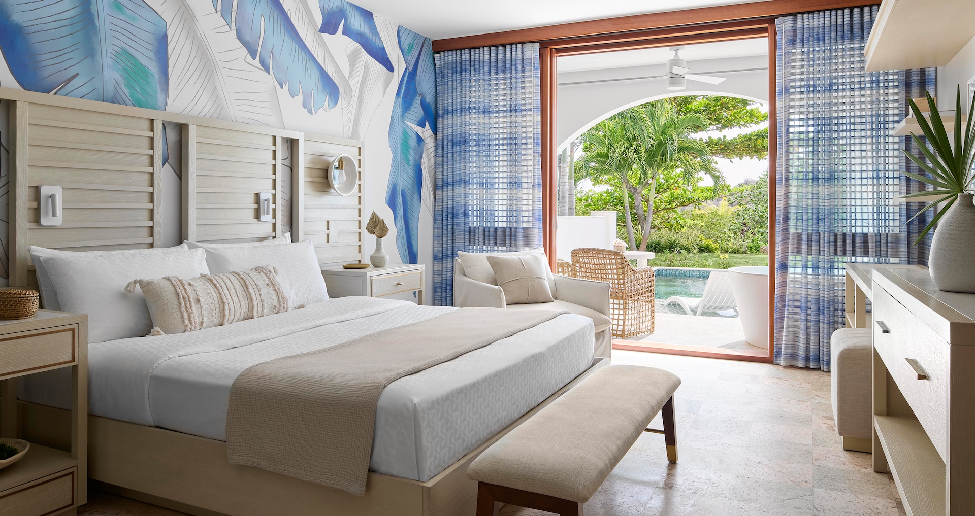 Royal Curaçao - Sunchi Beachside Swim-up Club Level Junior Suite w/ Patio Tranquility Soaking Tub