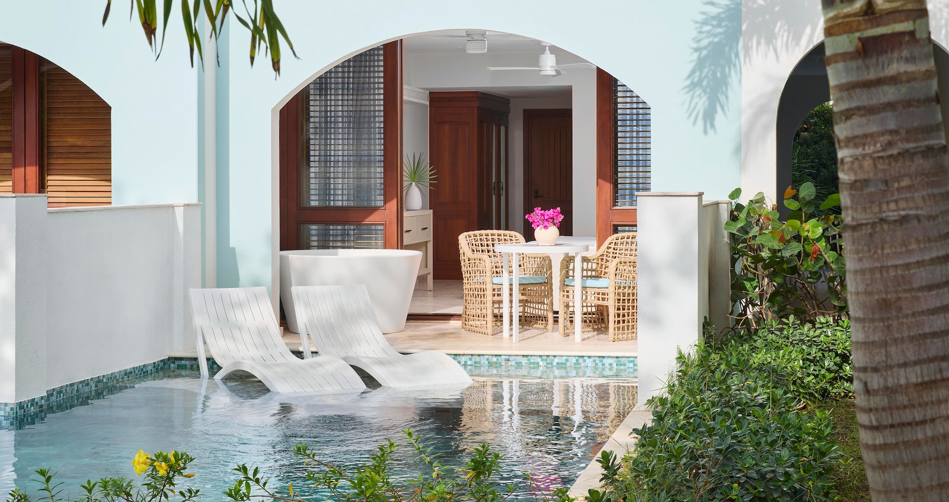 Royal Curaçao - Sunchi Beachside Swim-up Club Level Junior Suite w/ Patio Tranquility Soaking Tub