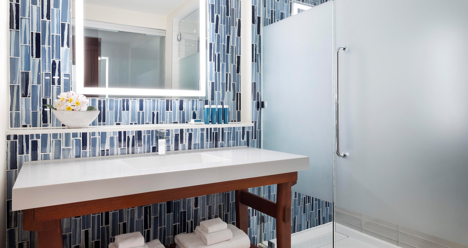 Royal Curaçao - Sunchi Beachside Swim-up Club Level Junior Suite w/ Patio Tranquility Soaking Tub