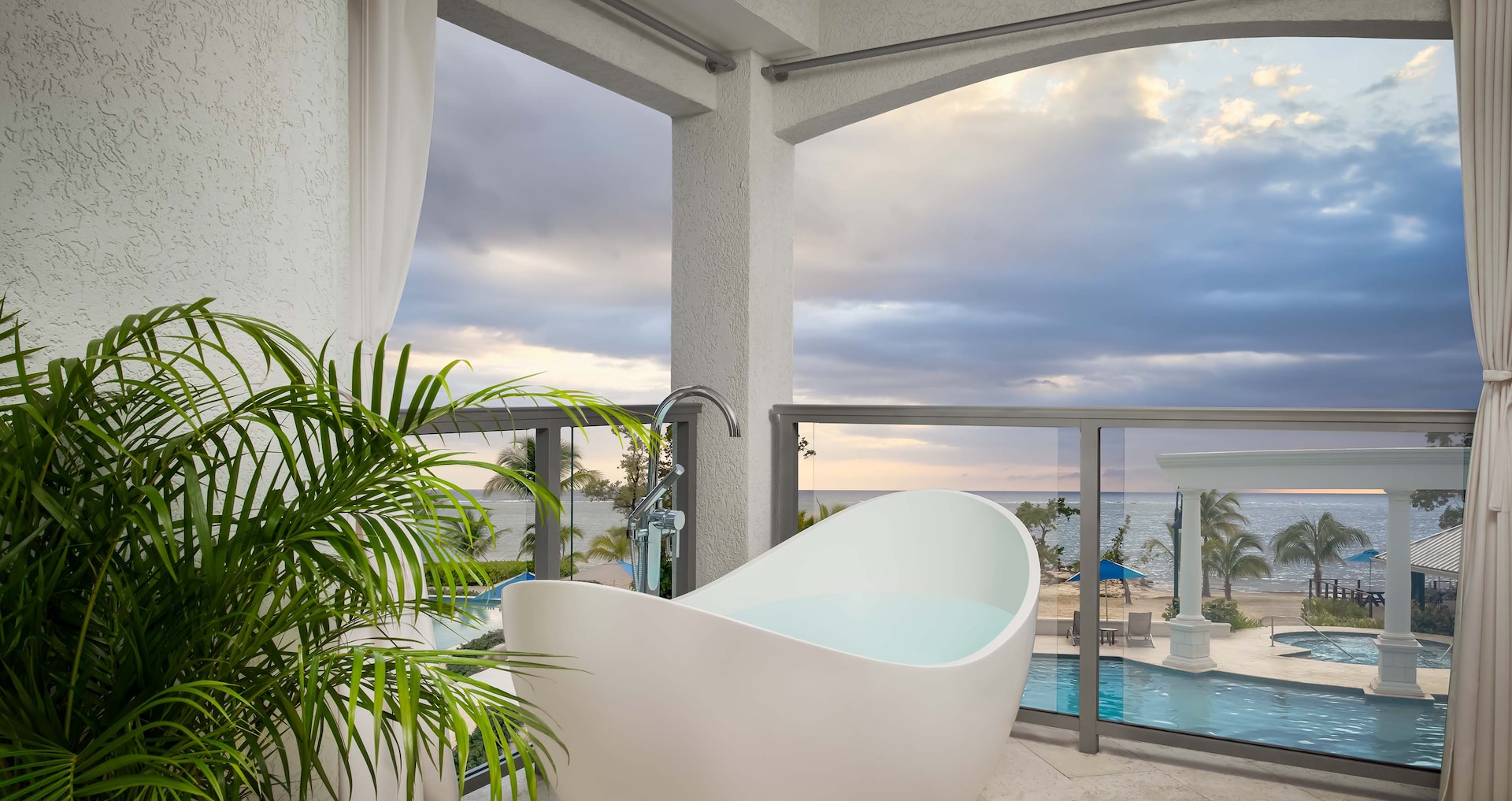 South Coast Jamaica - Starlight Beachfront Club Level Suite w/ Balcony Tranquility Soaking Tub