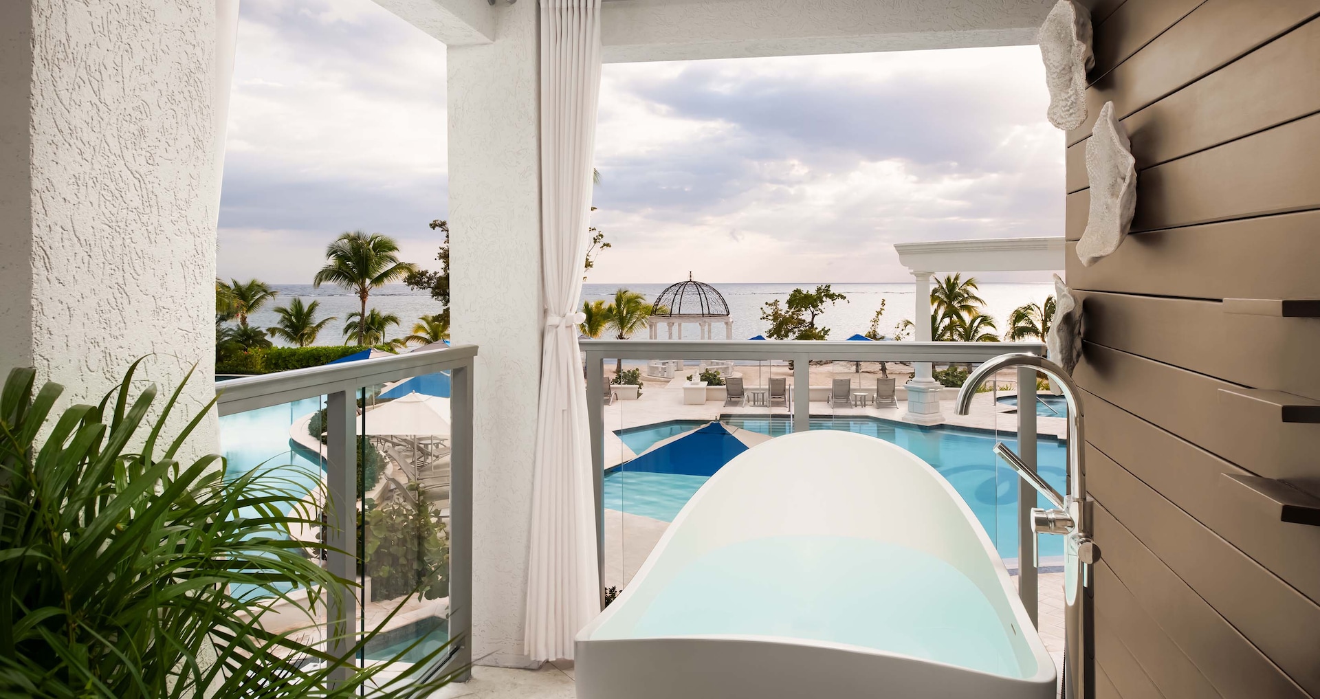 South Coast Jamaica - Starlight Beachfront Club Room w/ Balcony Tranquility Soaking Tub