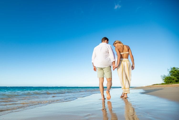 Couple walking in the beach