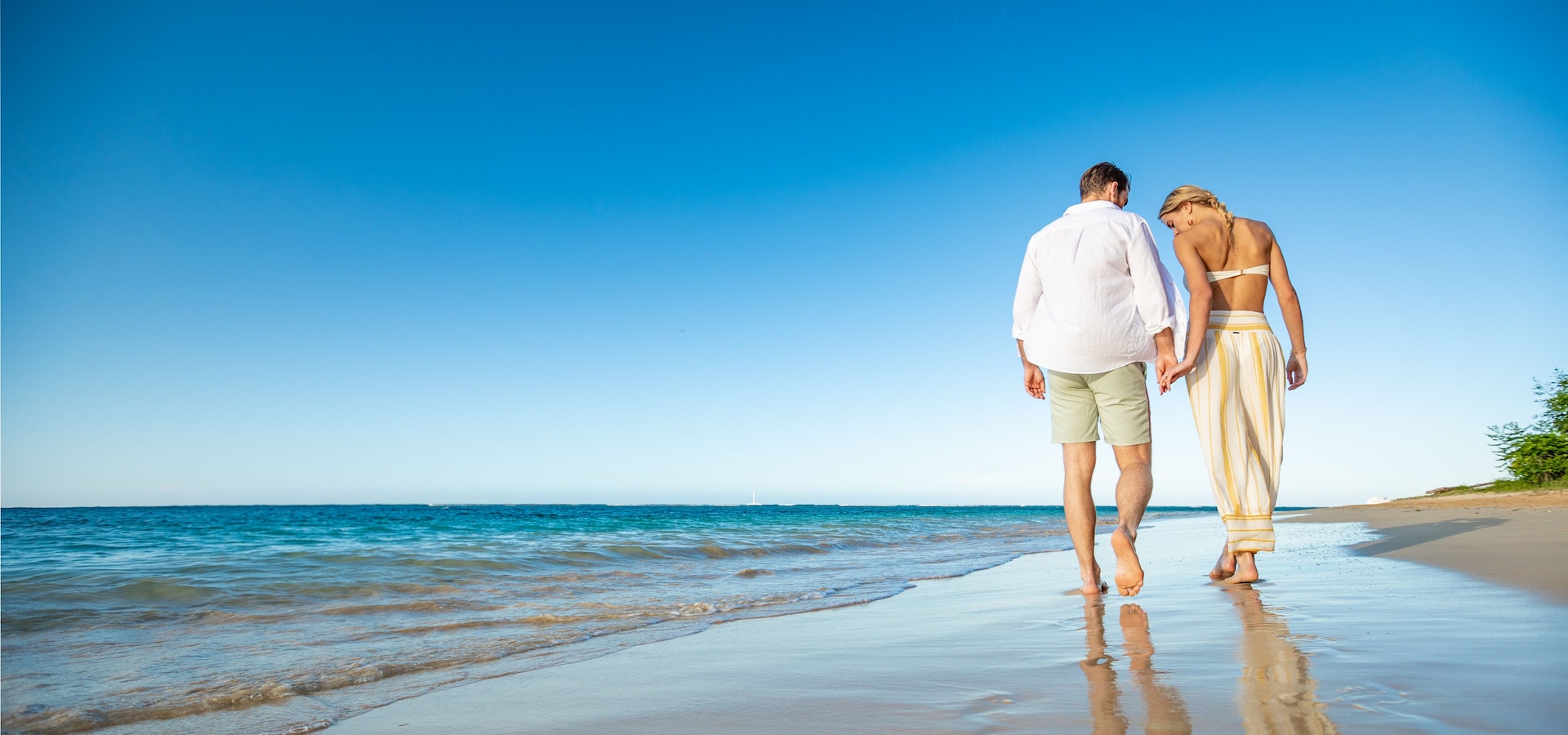 Couple walking in the beack