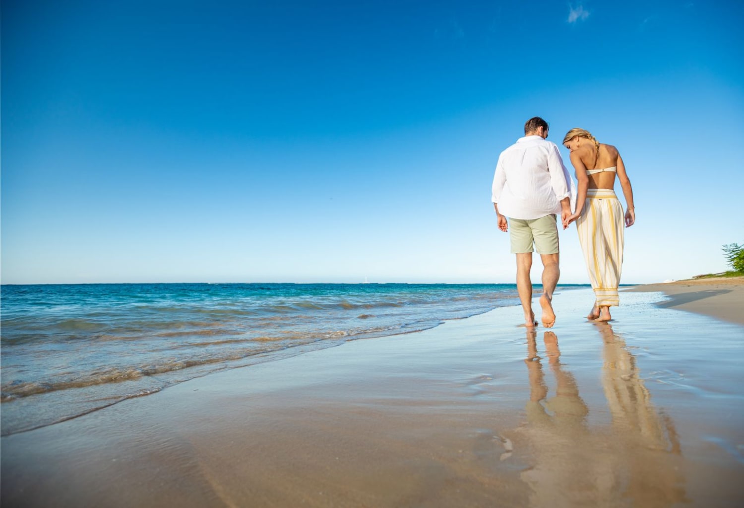 Couple walking in the beack