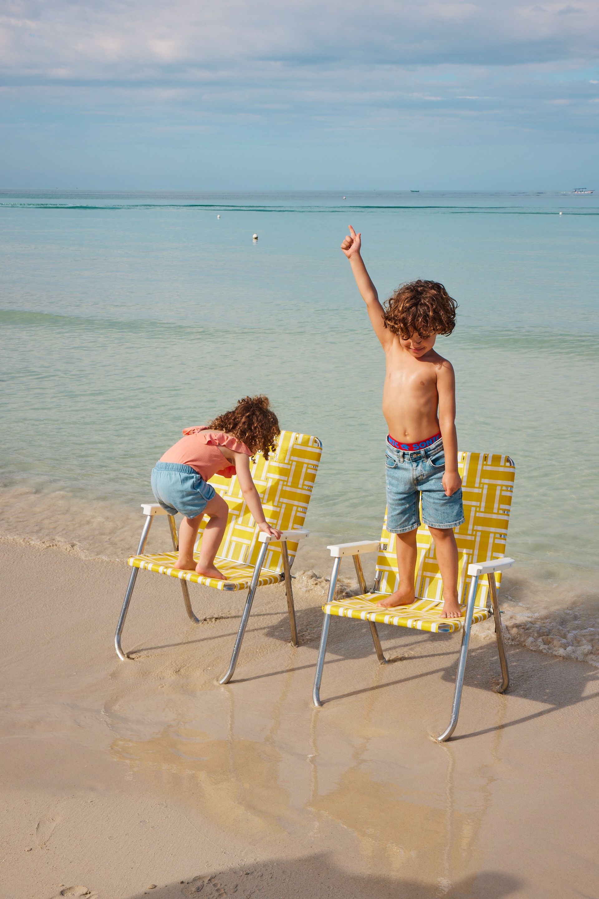 BNG-Lifestyle-Kid-Yellow-Chair-Beach-shore-12.jpg