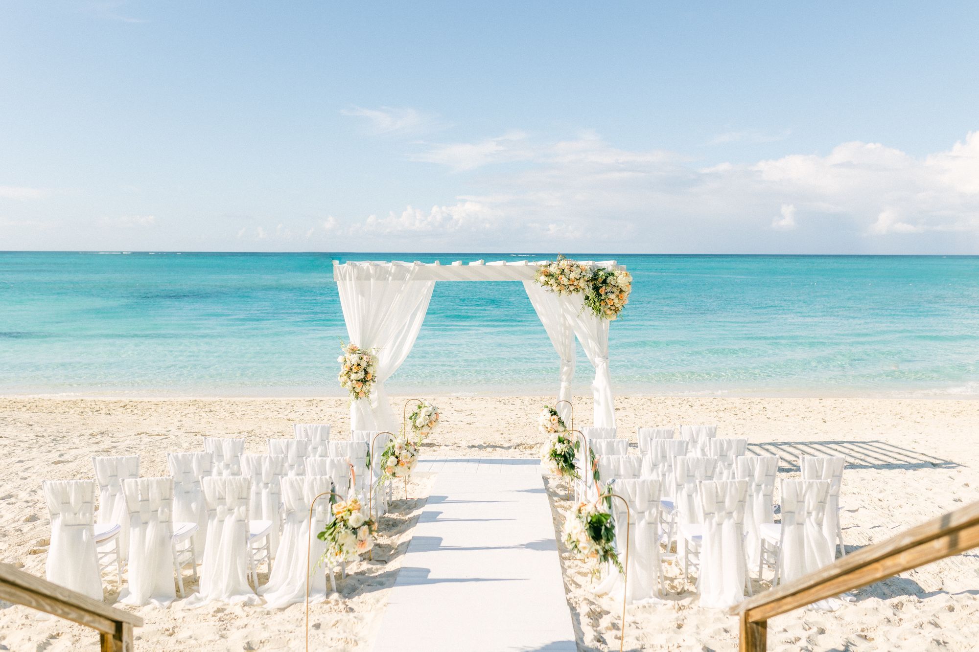 BTC_Kaylah-Tyler_RealWedding_Beach_CeremonyDecor_052.jpg