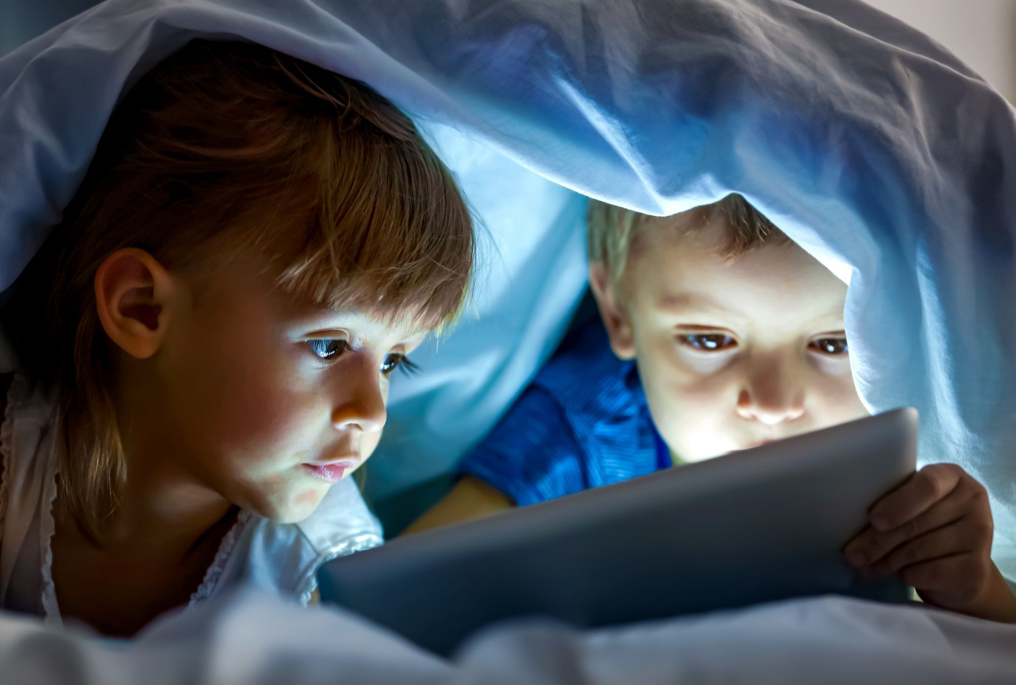 Kids-under-Blanket-Sleep-Screen-Time.jpg