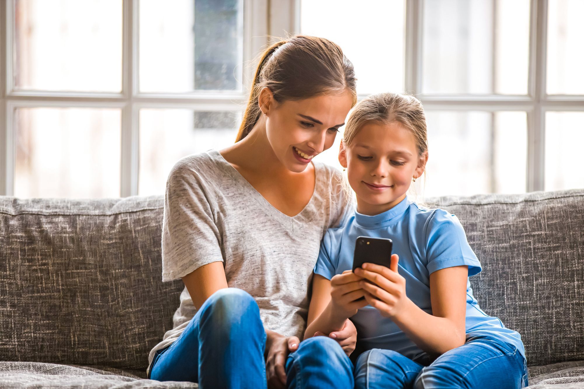 Mother-Daughter-Phone-Screen-Time.jpg